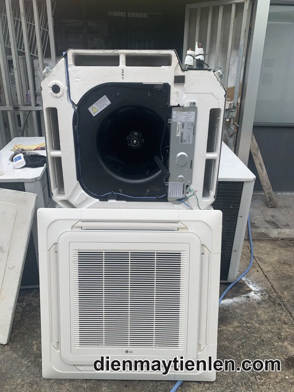 Máy lạnh âm trần cũ Mitsubishi