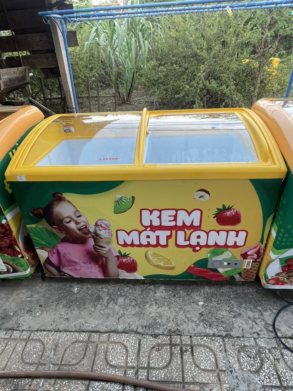 Tủ mát cũ chứa kem lạnh Sanaky mới về