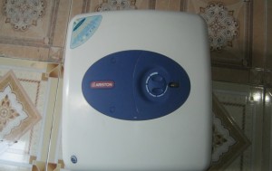 Máy nước nóng gián tiếp Ariston 30 lít