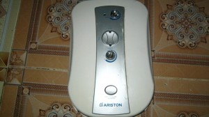 Máy nước nóng Ariston màu trắng có bơm trợ lực