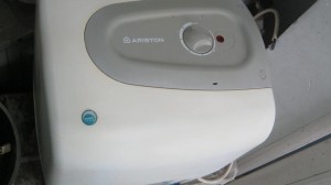 Máy nước nóng gián tiếp Ariston